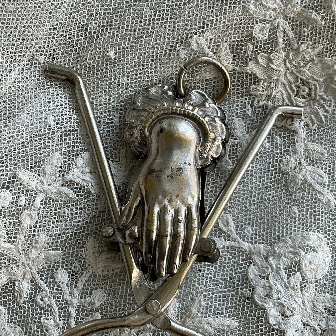 【超希少】１９世紀　フランスアンティーク　リフタークリップ　ハンドモチーフ