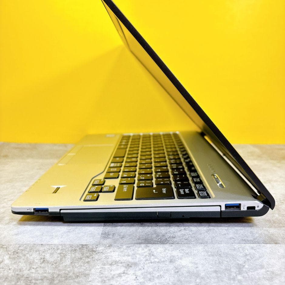 小型軽量❣ｉ5✨SSD搭載で快適✨薄型 フルHD カメラ付き Windows11