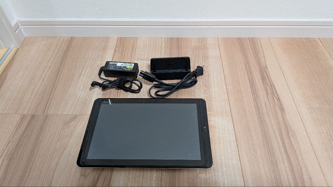 Arrows Tab F‐05E　シルバー 充電器付き