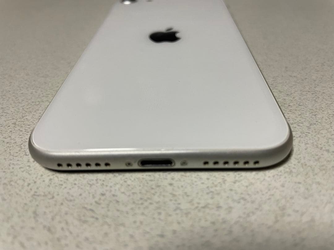 バッテリー81%★綺麗★iPhoneSE2（第2世代）【64GB】WHITE 白