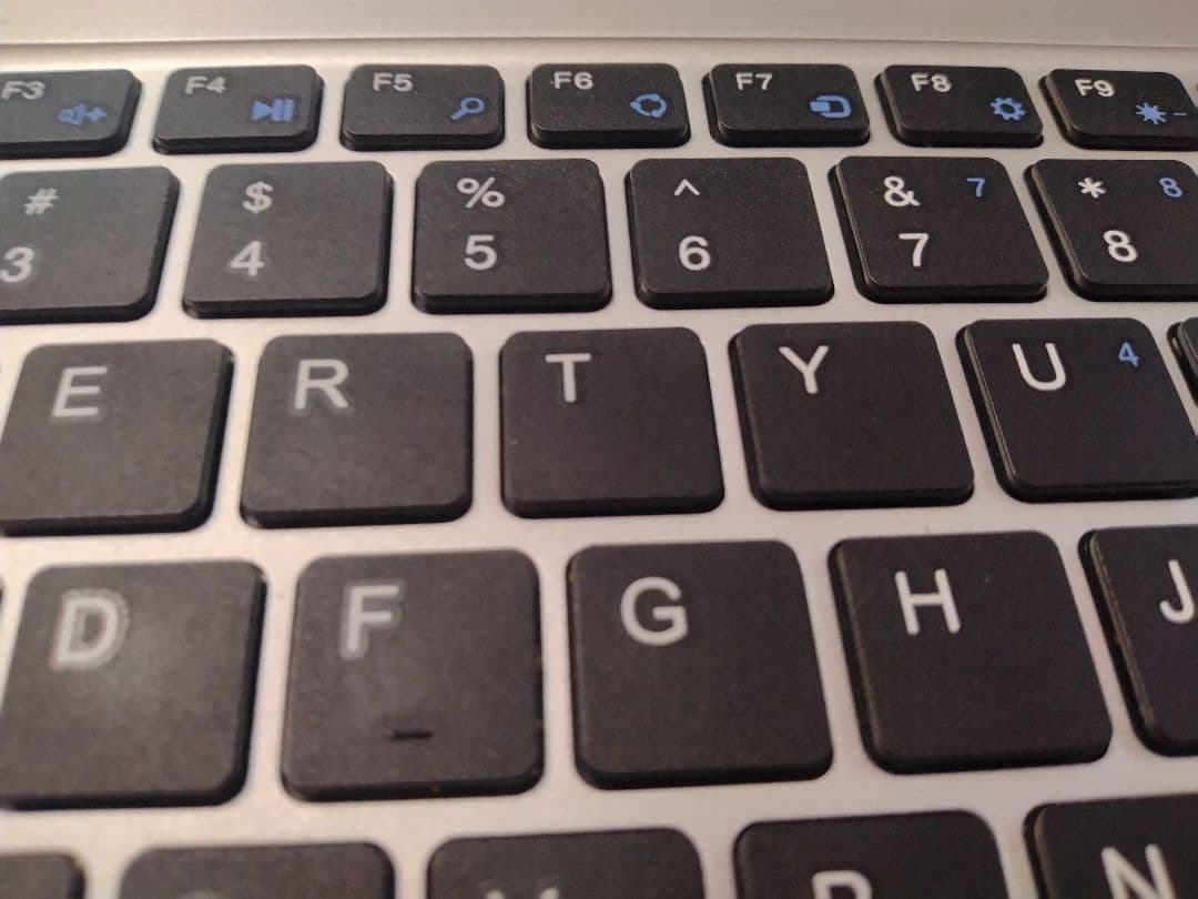 Teclast F6 Core m3-7Y30　メモリ8GB　SSD128GB