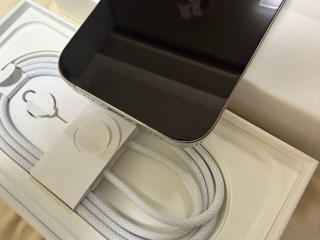 綺麗　iPhone 16Pro 256GB ホワイトバッテリー99%SIMフリー