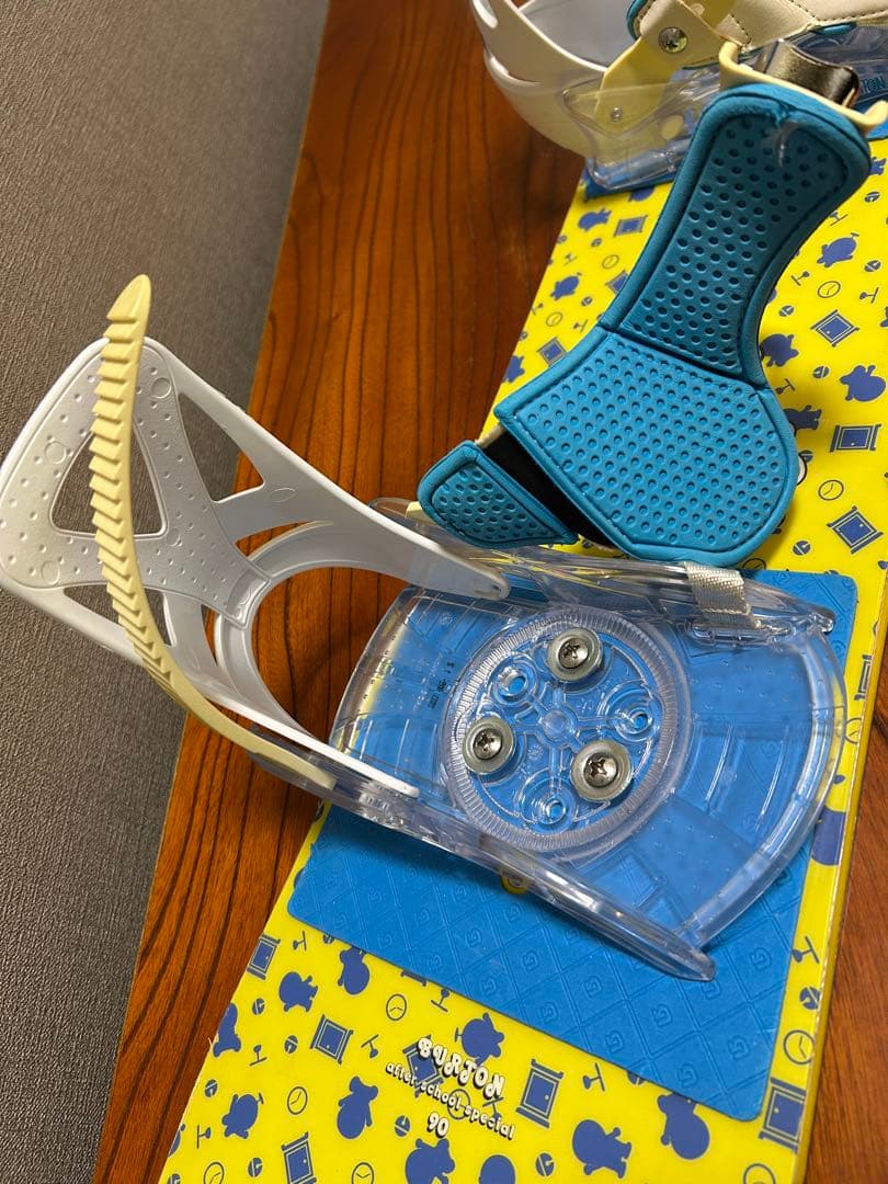 Burtonドラえもん 子ども用スノーボード90cm、ビンディング、ブーツセット