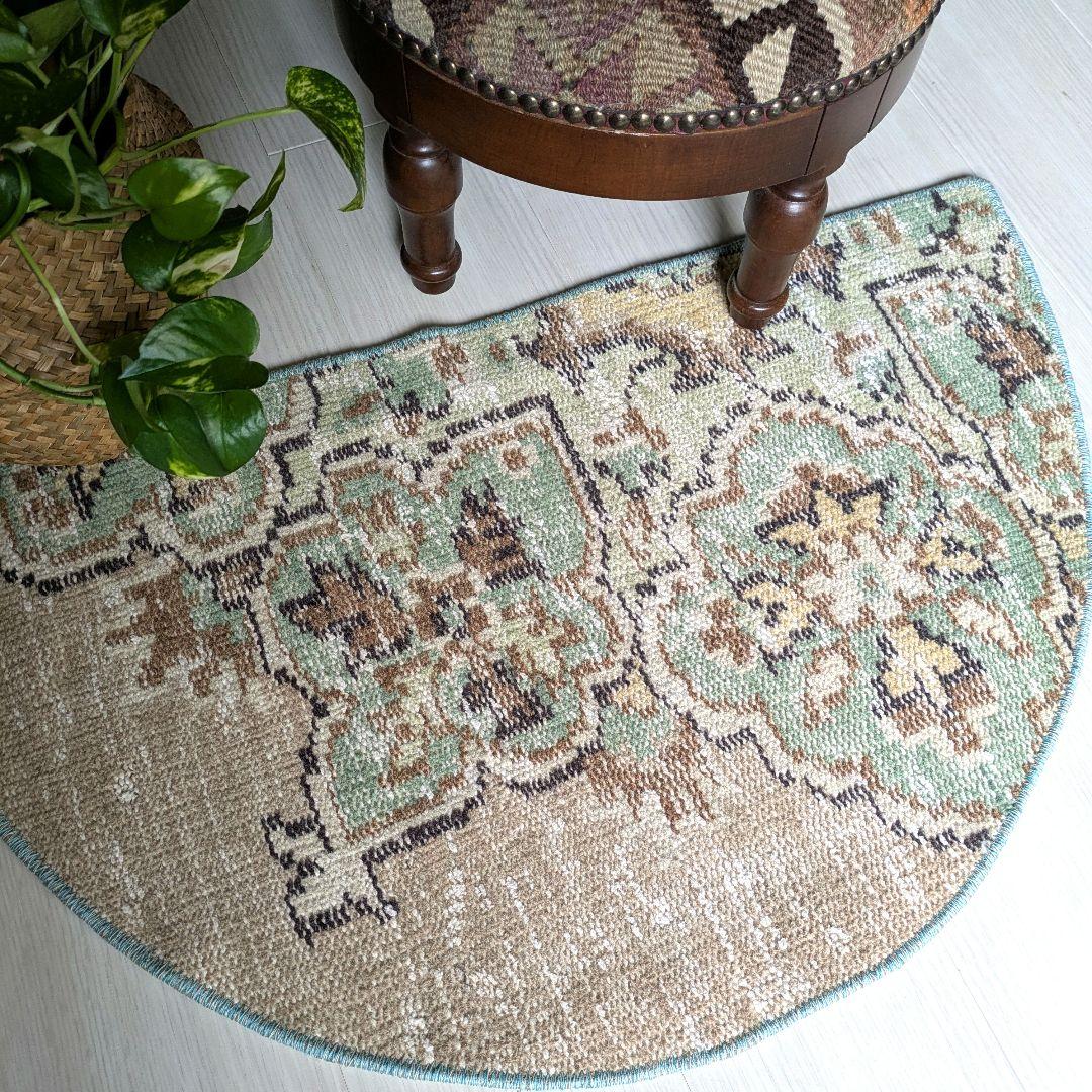 45×75 ベージュ×パステルグリーン　ハーフラウンドトルコヴィンテージラグ