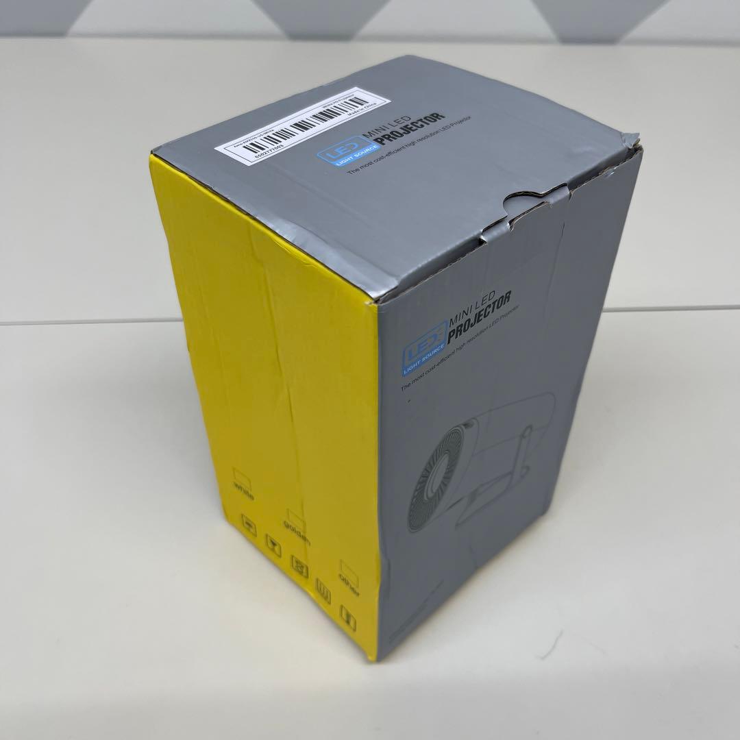 新品未使用　ホワイト HD プロジェクター ステレオサウンド 4K対応