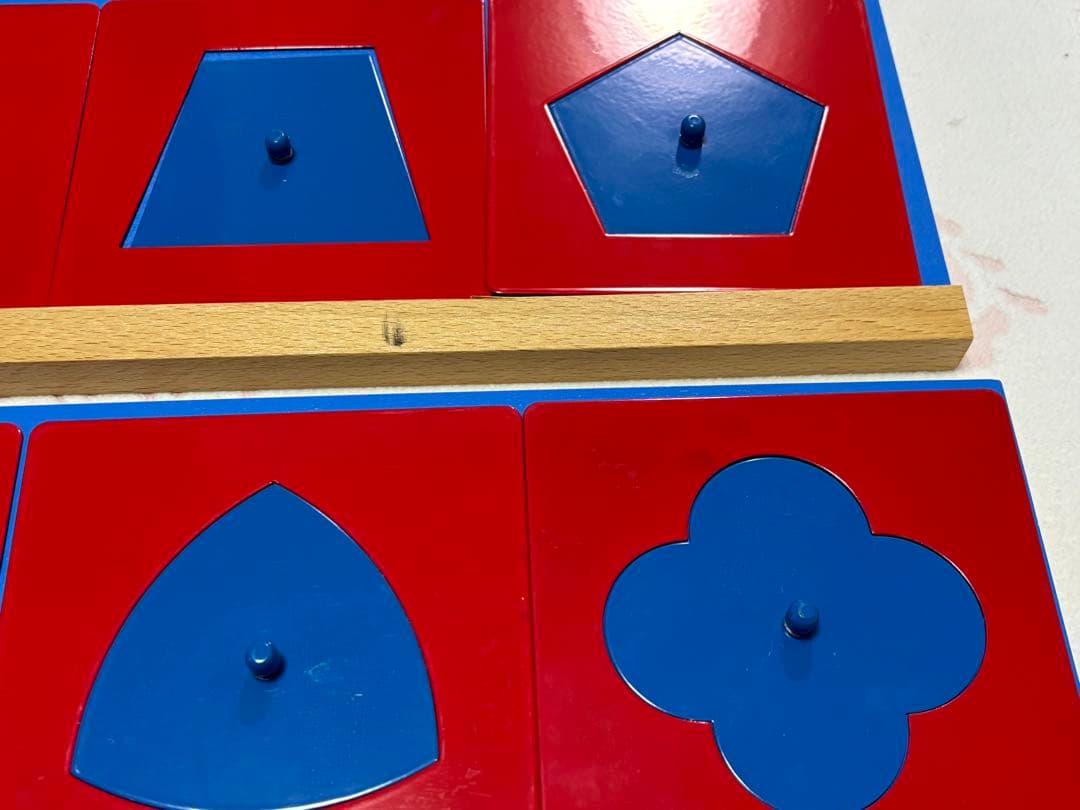 モンテッソーリ　メタルインセッツ、台座、トレイ　３点セット