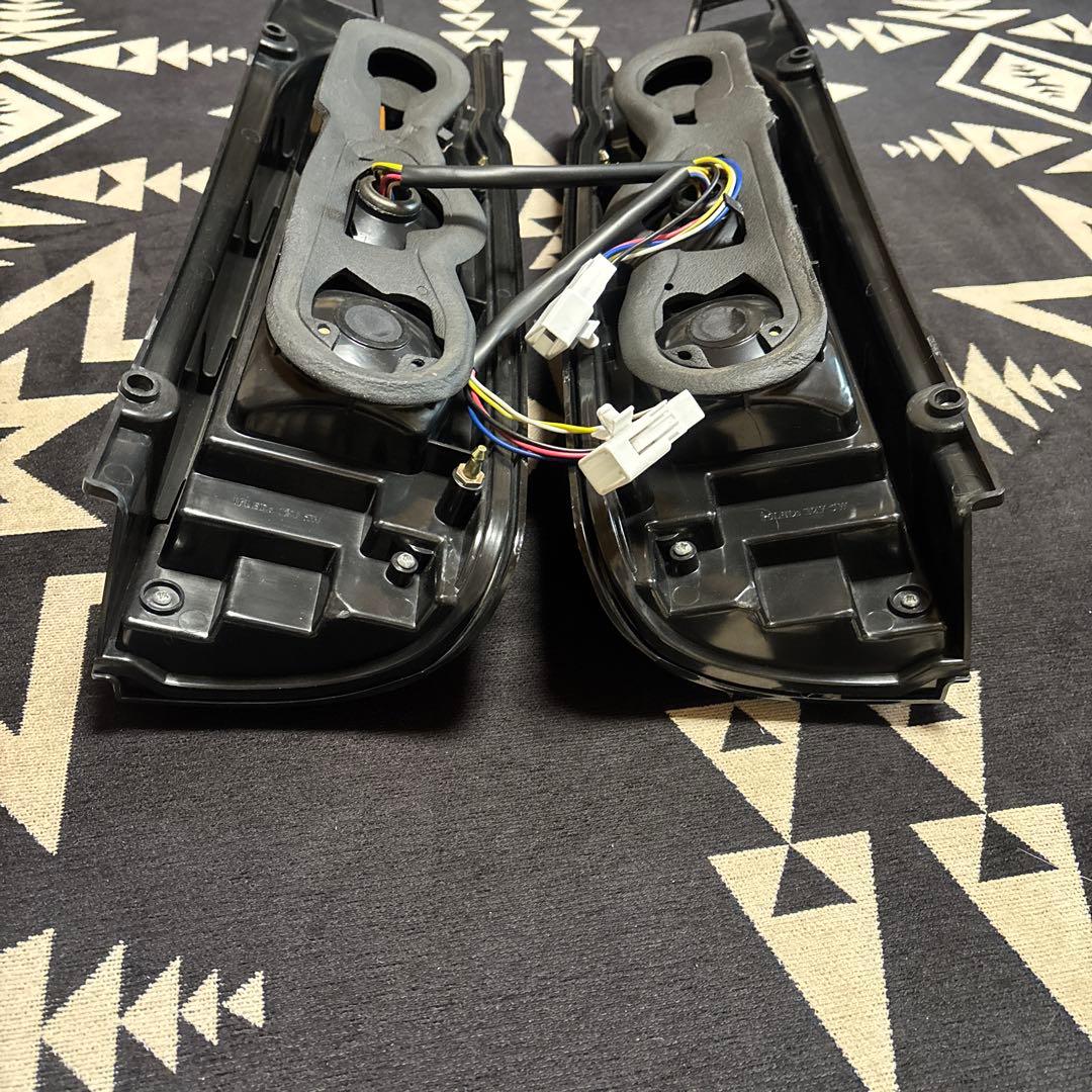 ハイエース 200系　テールランプ LED HELIOS ヘリオス　左右セット