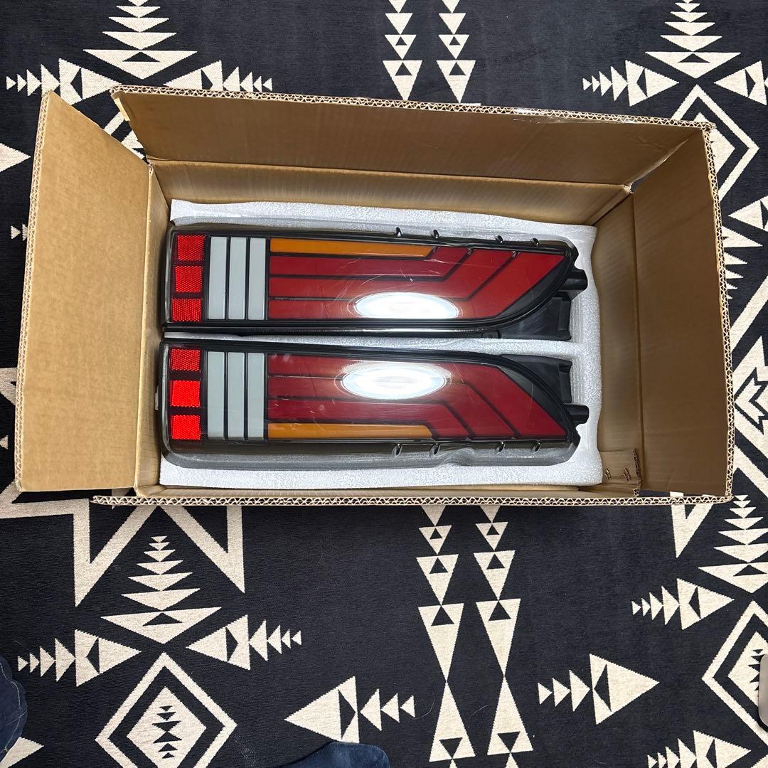 ハイエース 200系　テールランプ LED HELIOS ヘリオス　左右セット