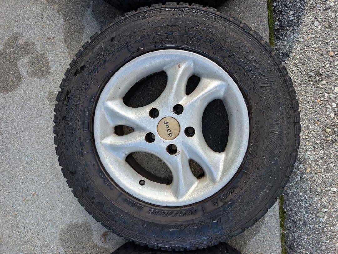 Jeep cherokee XJ 15インチ 純正ホイール スタッドレスタイヤ
