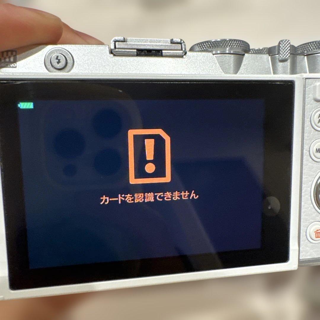 ナ*ラ様 OLYMPUS オリンパス　白　デジタルカメラ小形　軽量