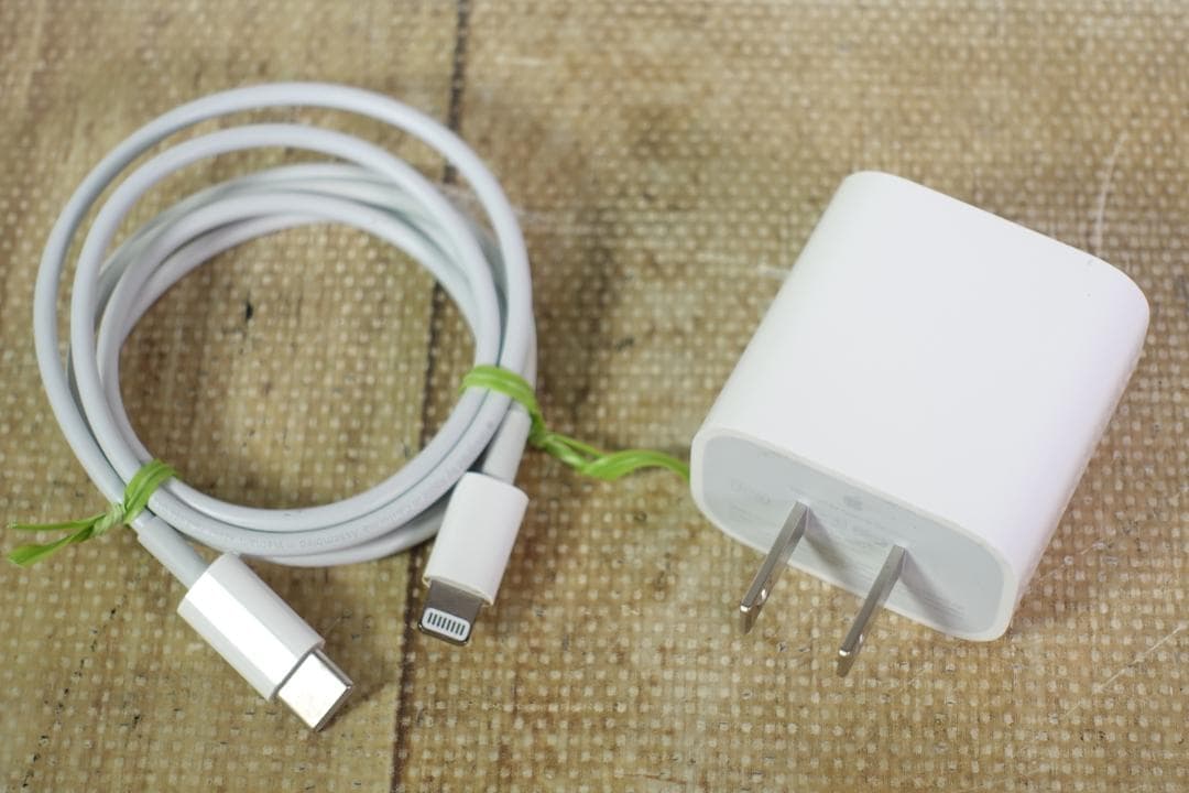 美品 iPad 第8世代 Cellular シルバー 32GB A2429