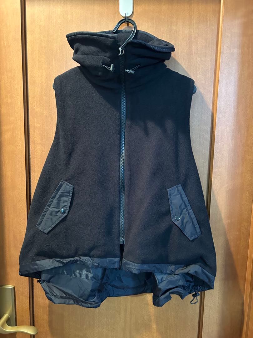 【新品未使用定価21000円】LASUD フード付きブラックベスト