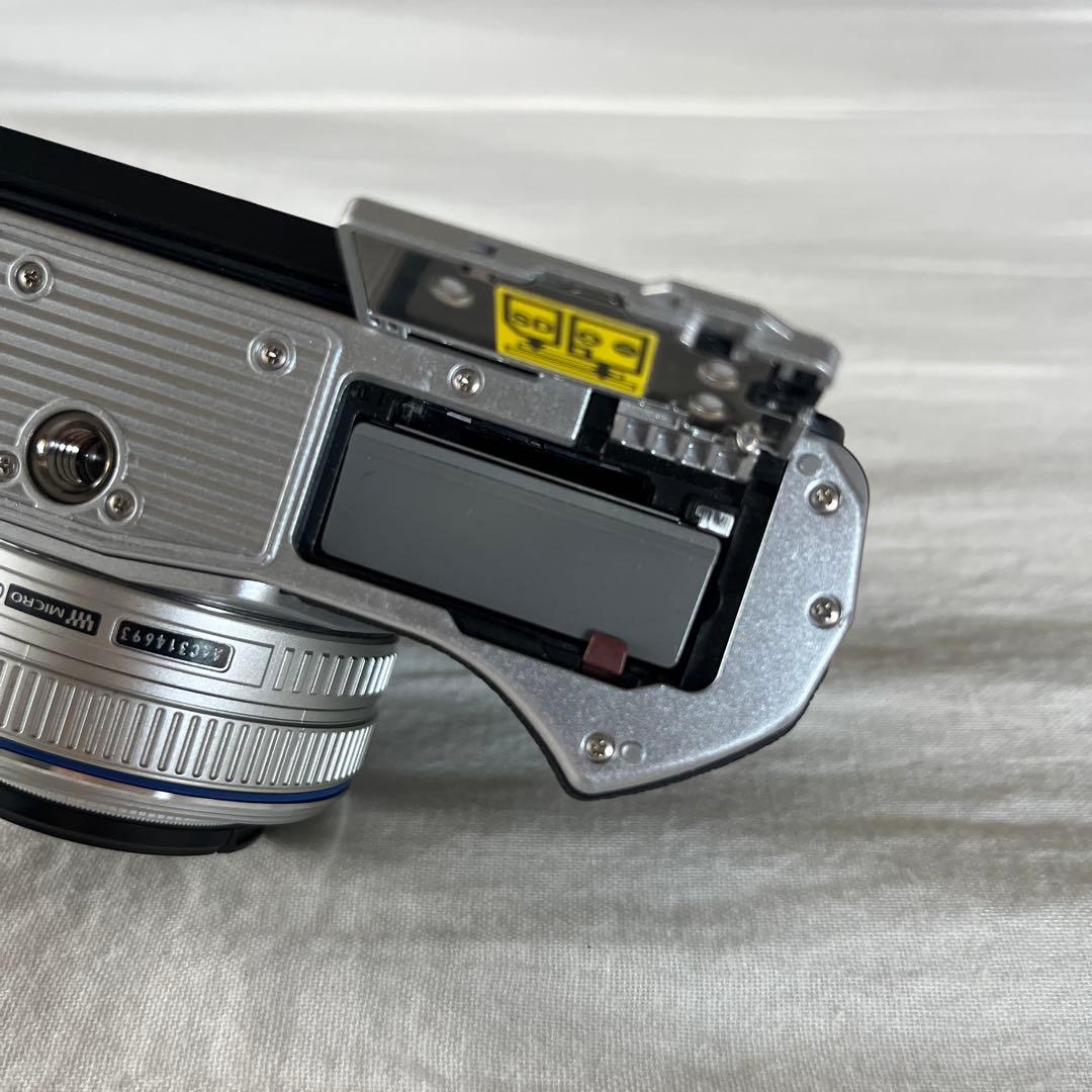 OLYMPUS OM-D E-M10 Mark III + 17mmレンズセット