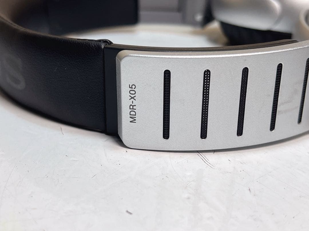 ソニーMDR-X05ヘッドホン。サイモン・コーウェル「Xエディション」