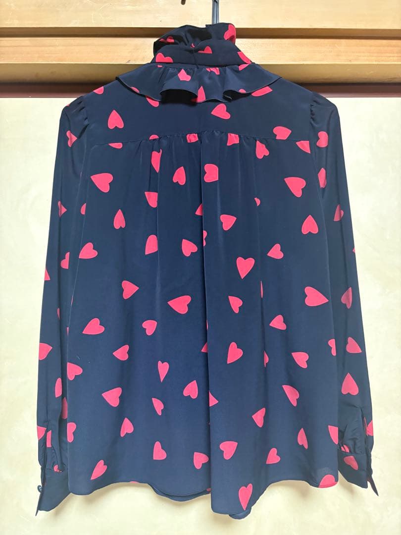 ルルウィルビー　デシンハートプリントボウタイブラウス　ネイビー　アルアバイル