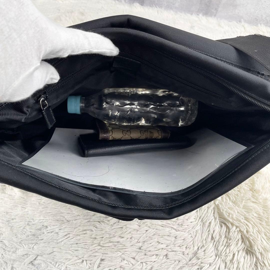 美品 GUCCI キャンバス メッセンジャー 黒 フラップ ロゴ型押し