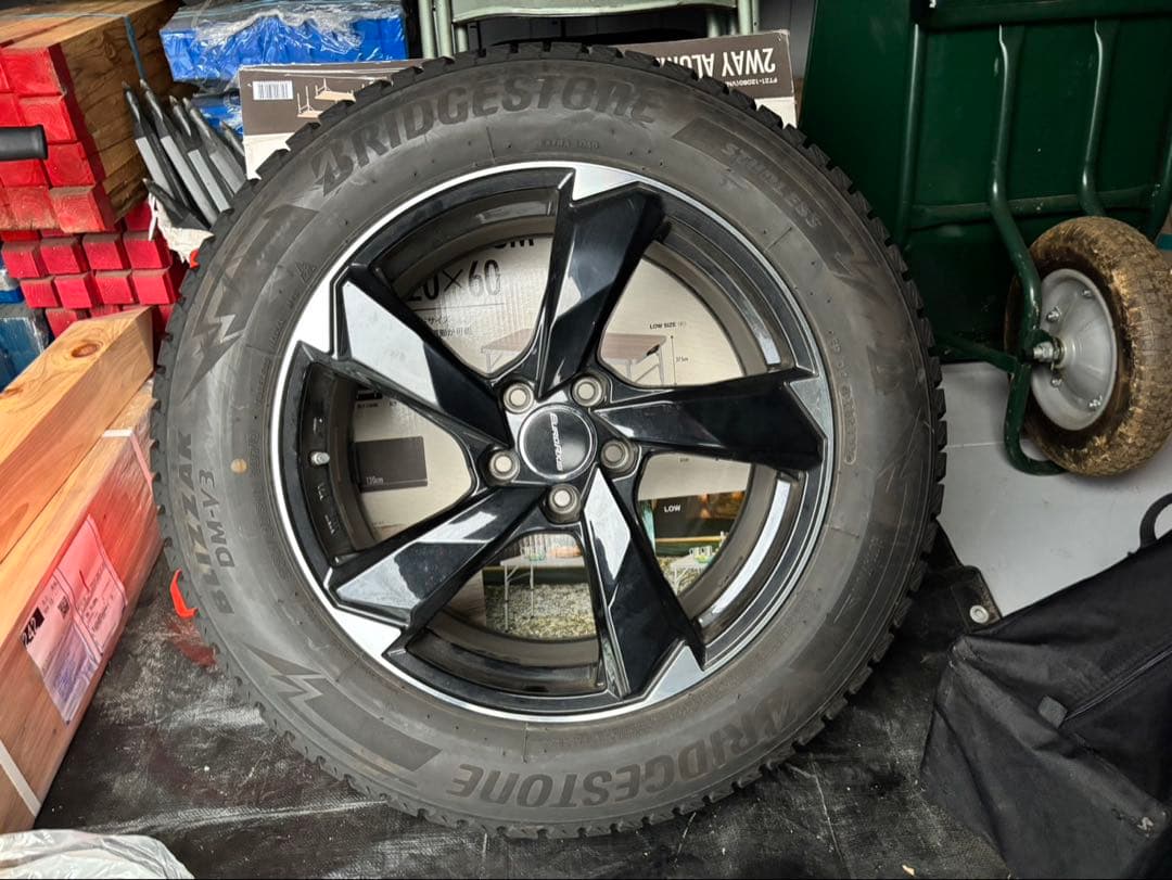 アウディ　スタッドレスタイヤセット　18インチ