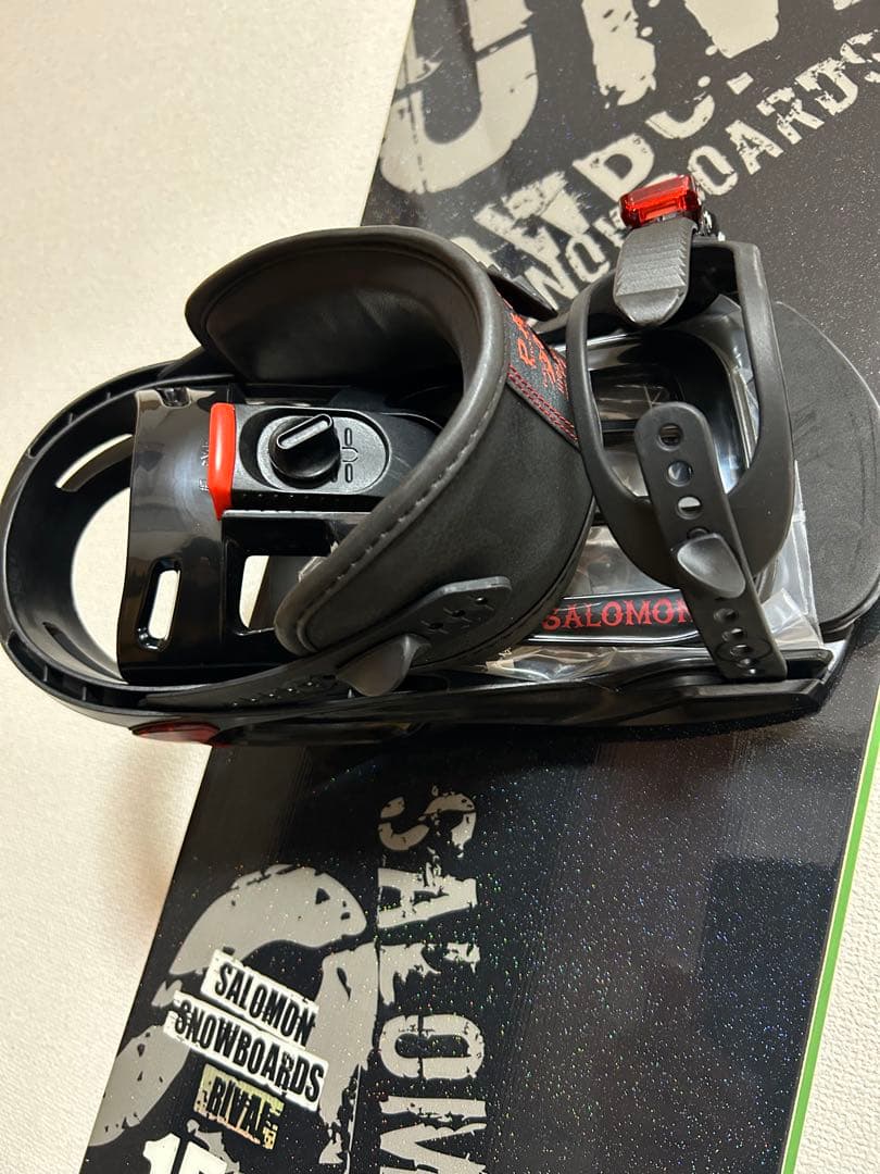 【新品、未使用】SALOMONのスノーボードとサロモンのバィンディングのセット