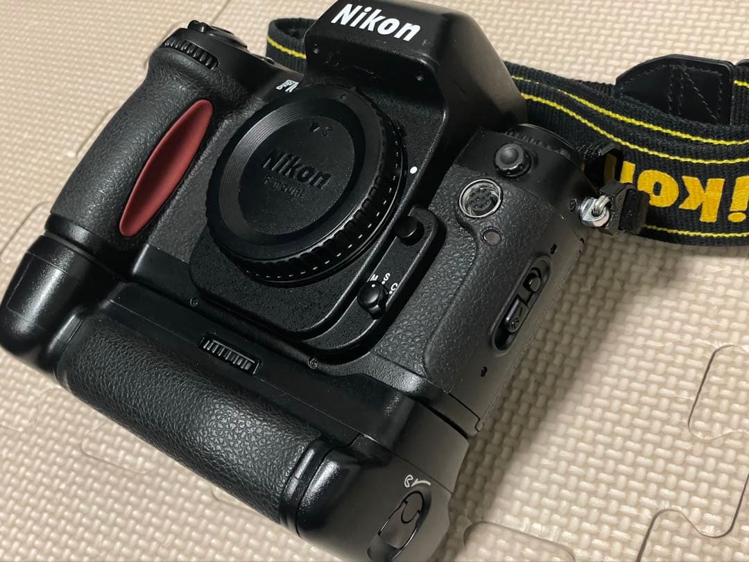 NIKON F１００ フィルムカメラ　バッテリーグリップ、ストラップ