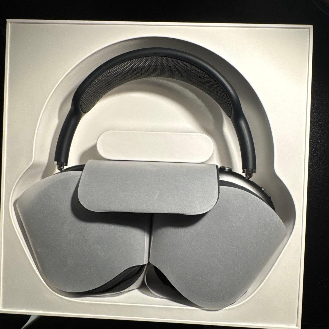 AirPods Max スペースグレイ　英雄巨人タイタス