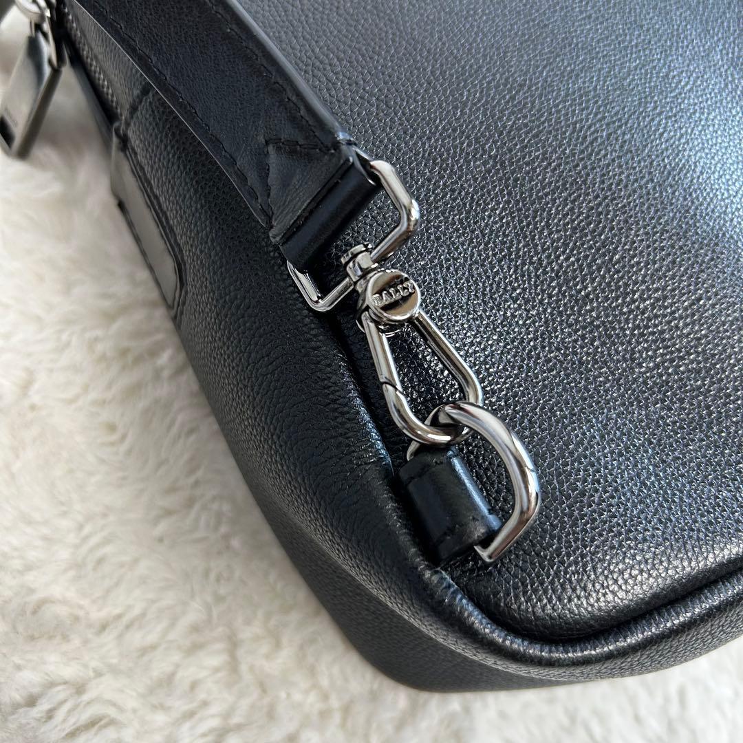 美品　\" BALLY \" Mythos シボ革　スリングバッグ ボディバッグ