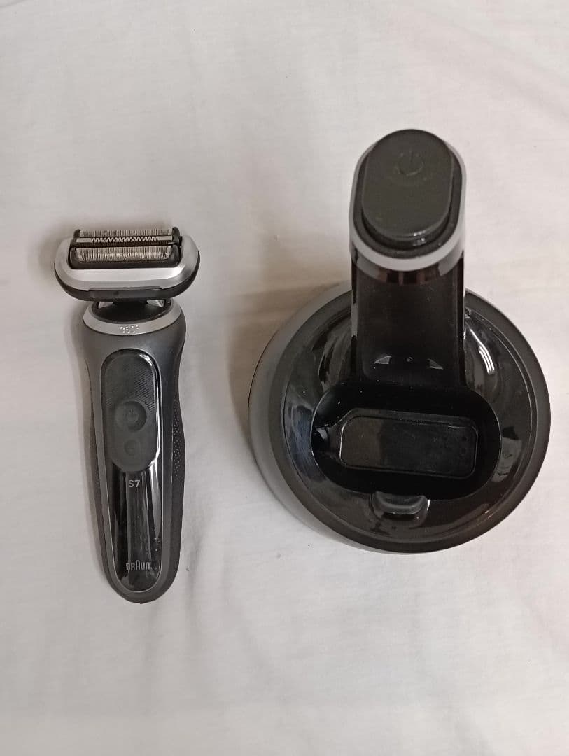 使用歴が少なく美品です　電気シェーバー BRAUN シリーズ7 充電スタンド付き
