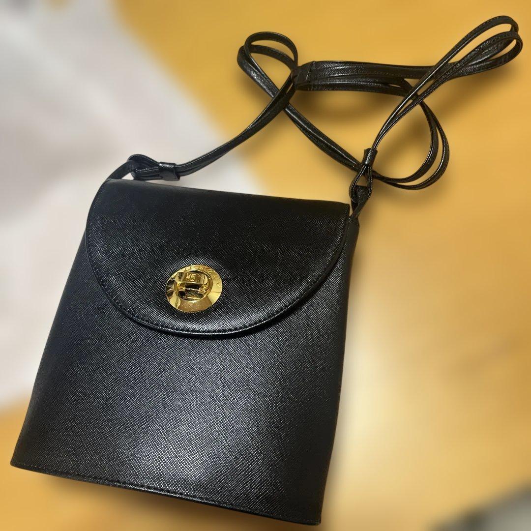 GIVENCHY 黒革セカンドバッグ