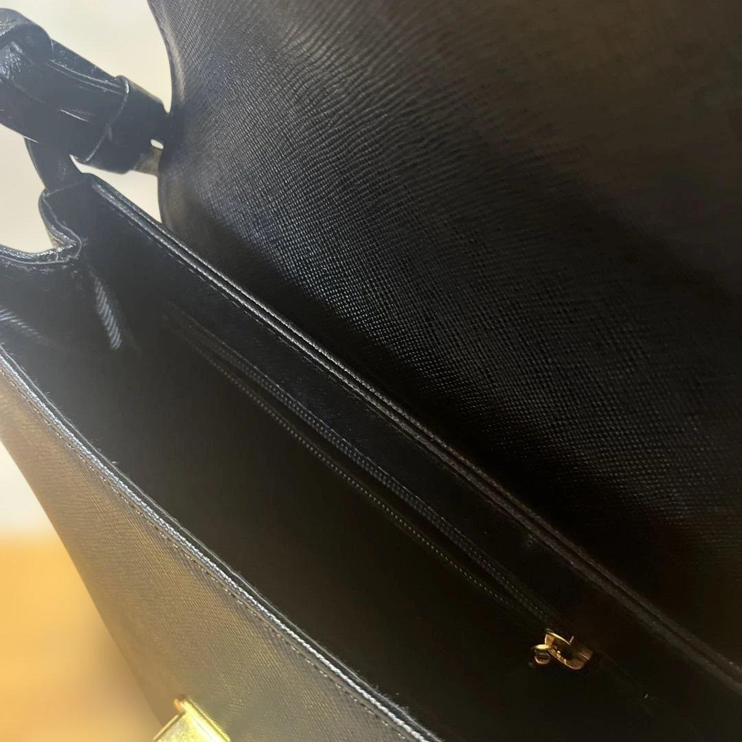 GIVENCHY 黒革セカンドバッグ