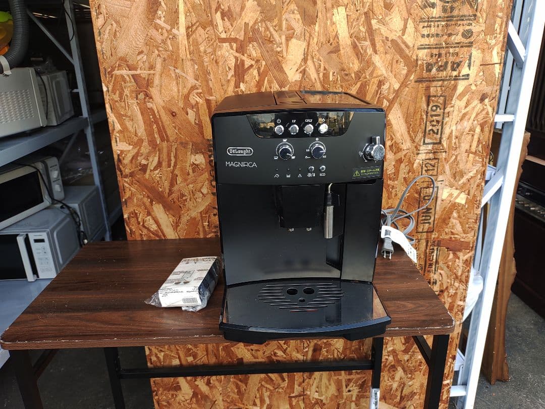 デロンギ全自動エスプレッソマシン マグニフィカSブラック ESAM04110ВН