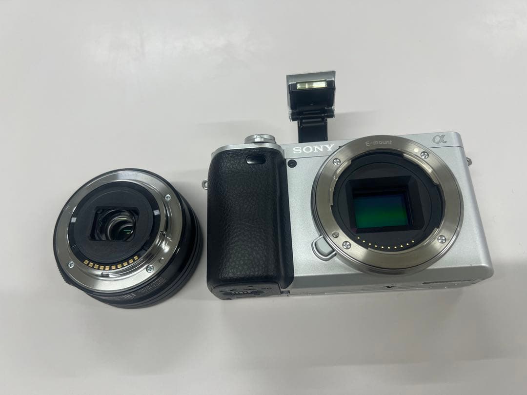 SONYα6400シルバーボディ+16-50mmレンズキット美品➕メモリーカード