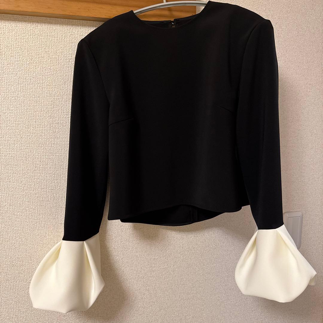 CAVORI バルーンスリーブ 黒と白 長袖トップス