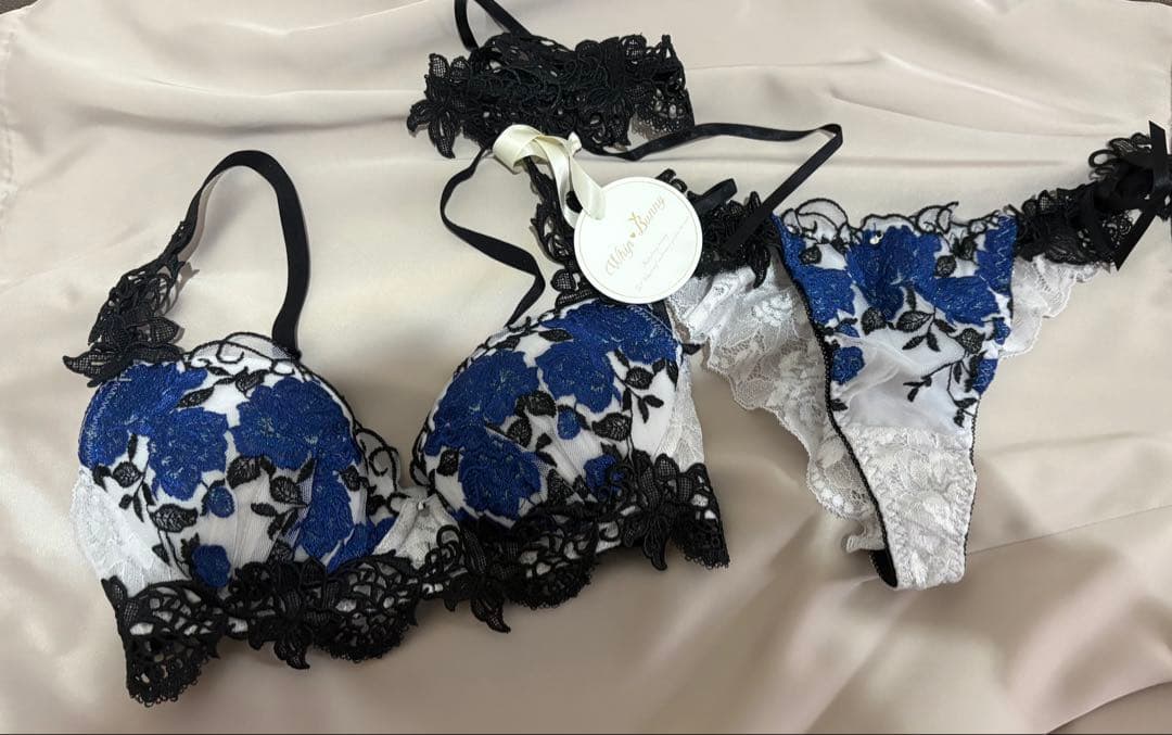 【希少レア大人気】ゴージャスシャインローズチョーカーブラ＆Tバック【B75】青