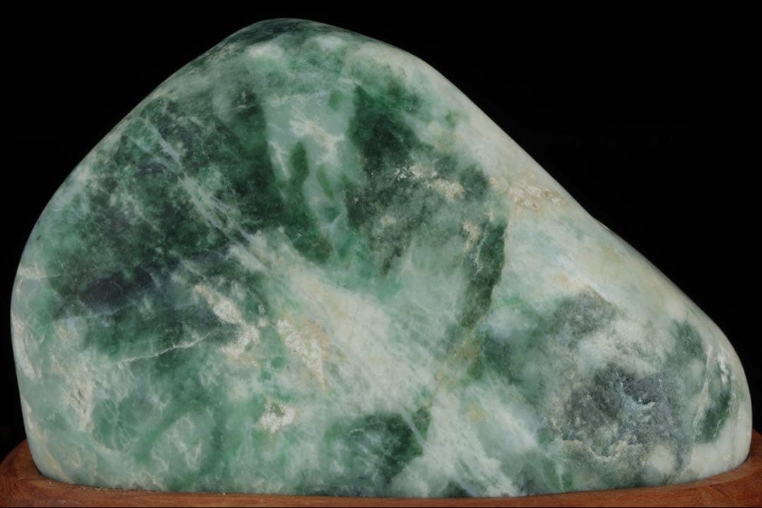糸魚川産 天然翡翠石 共箱・台座付 美麗濃緑色 鑑賞石 原石 水石 飾石 逸品