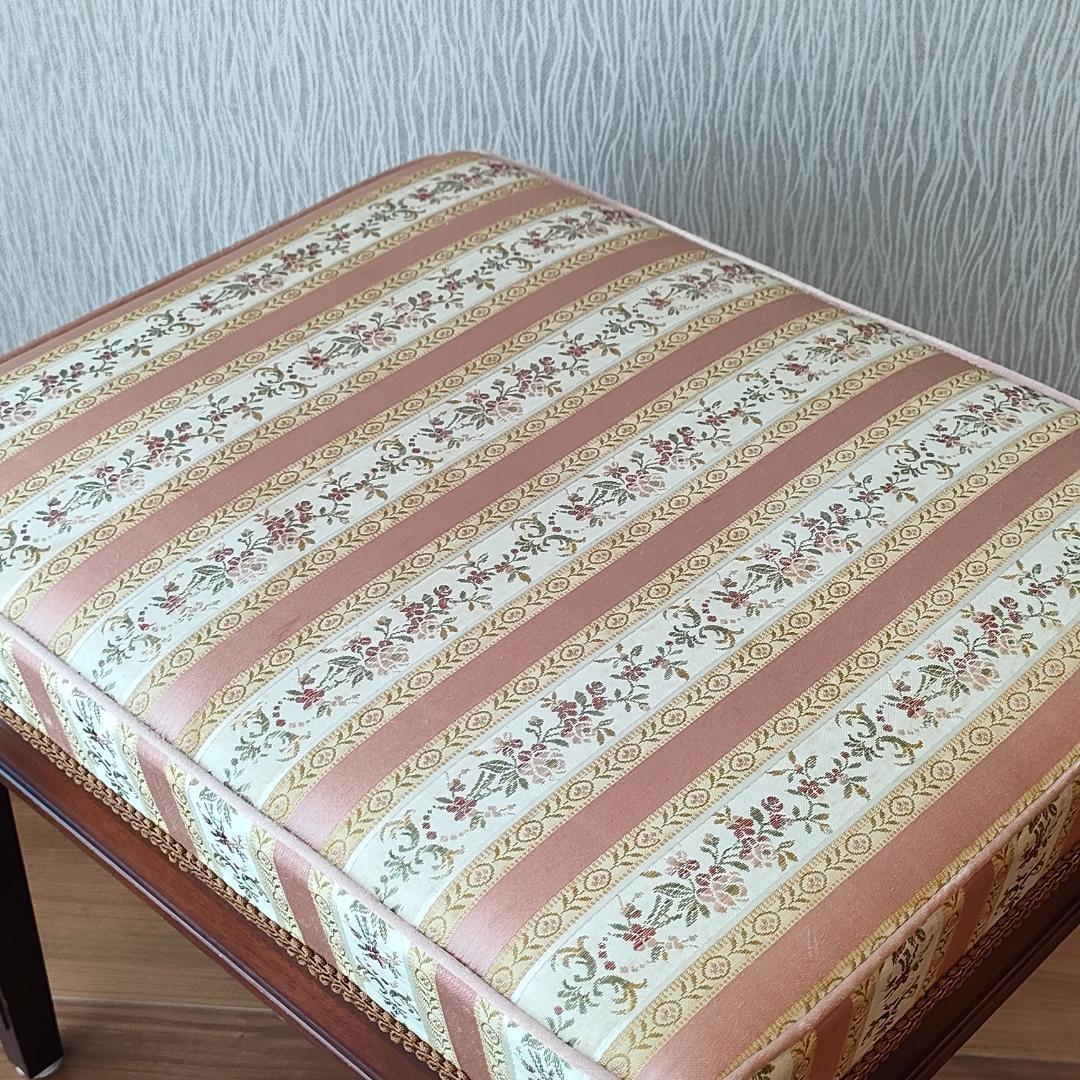 メープル不二屋　スツール　オットマン　ロココ調ファブリック