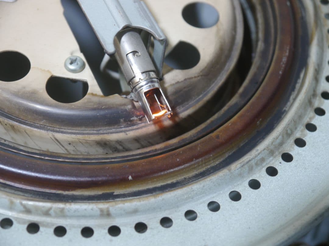 送料無料中◆2014◆コロナ　ホワイト　石油ストーブ 安全ガード付き