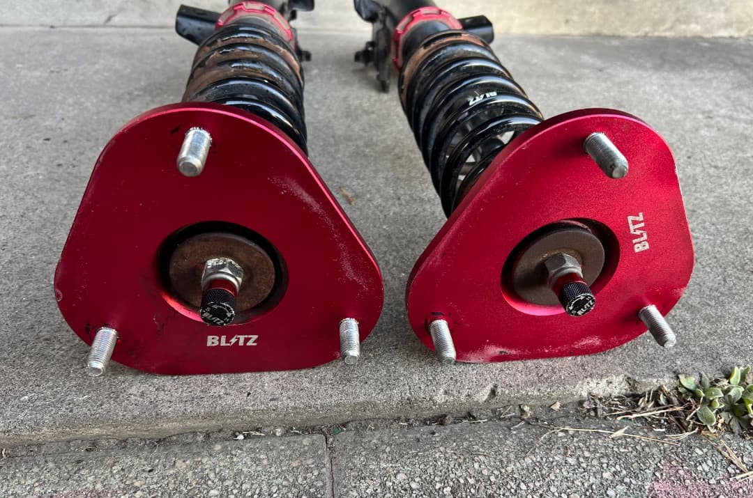 30プリウスZVW30 フルタップ式車高調BLITZ