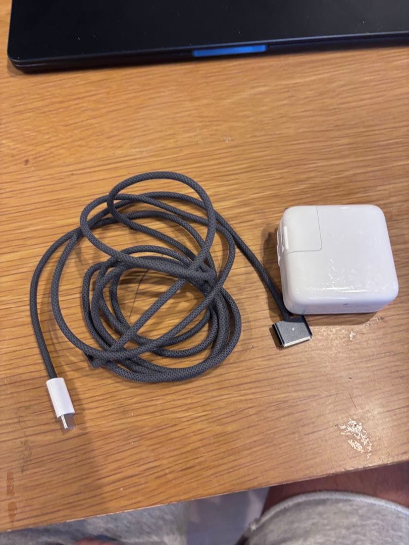 MacBookAir 2022 ミッドナイト M2/8GB 擦り傷アリ