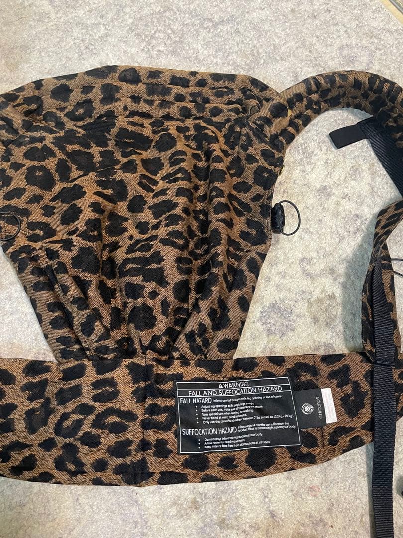 artipoppe アーティポッペ　レオパード柄　ヒョウ柄 抱っこ紐