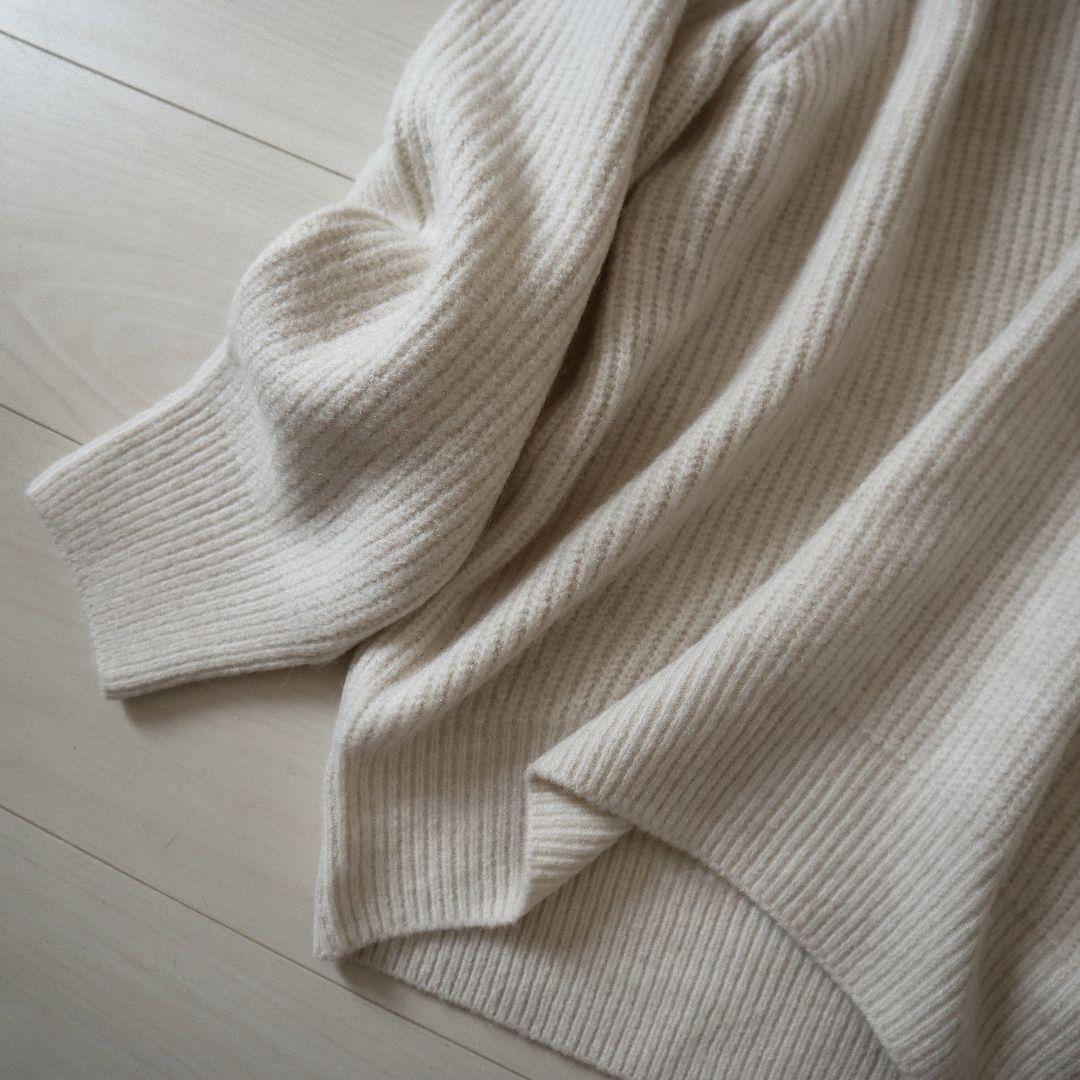 新品淡雪エクリュホワイトアーバンリサーチドロップショルダータートルネックニット