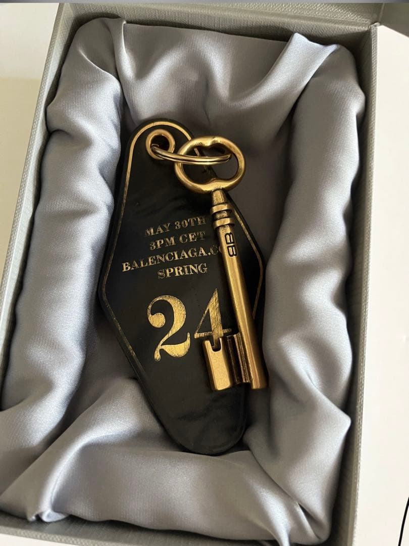 小物 balenciaga invitation spring 24