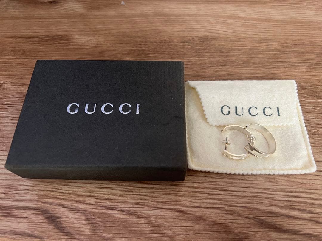 【値下げしました】GUCCI シルバーフープピアス　箱、収納袋付き
