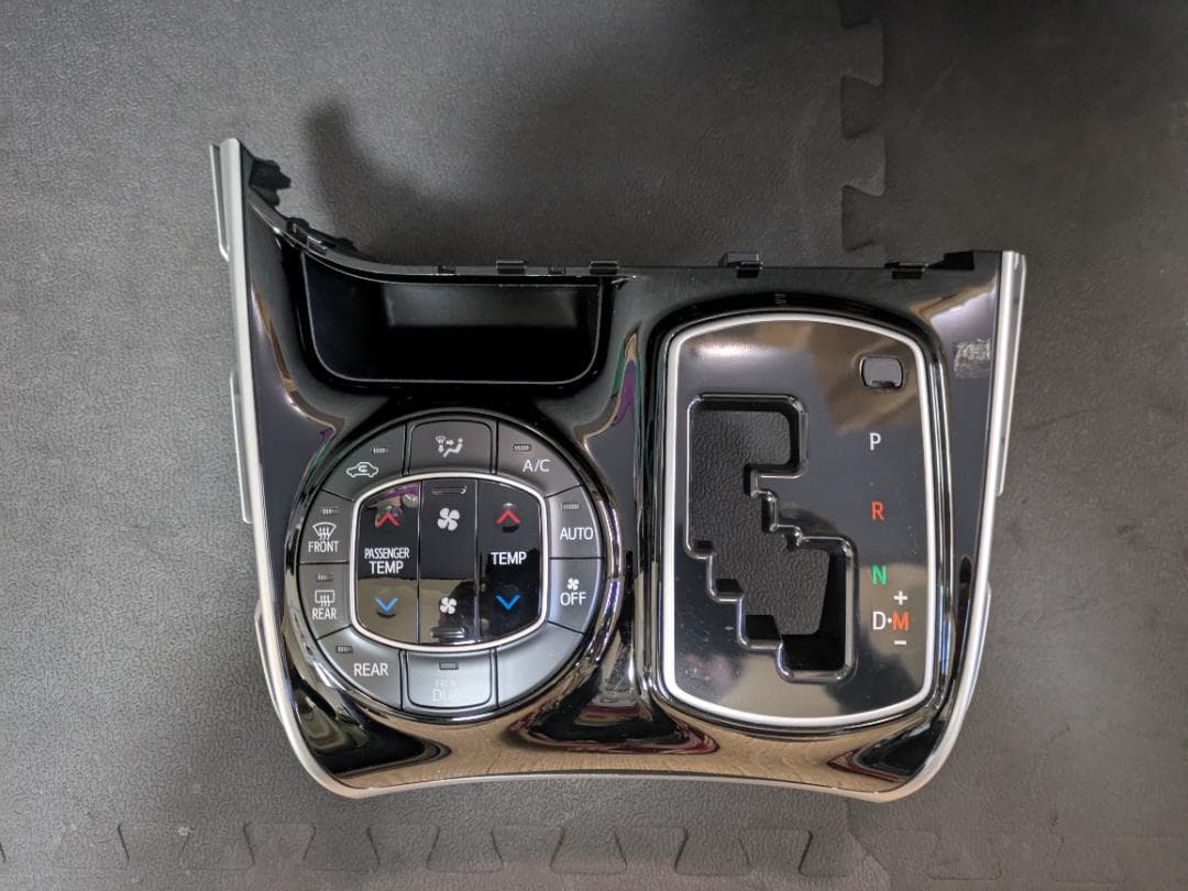 80ヴォクシーノア　ピアノブラックエアコンパネル　純正品