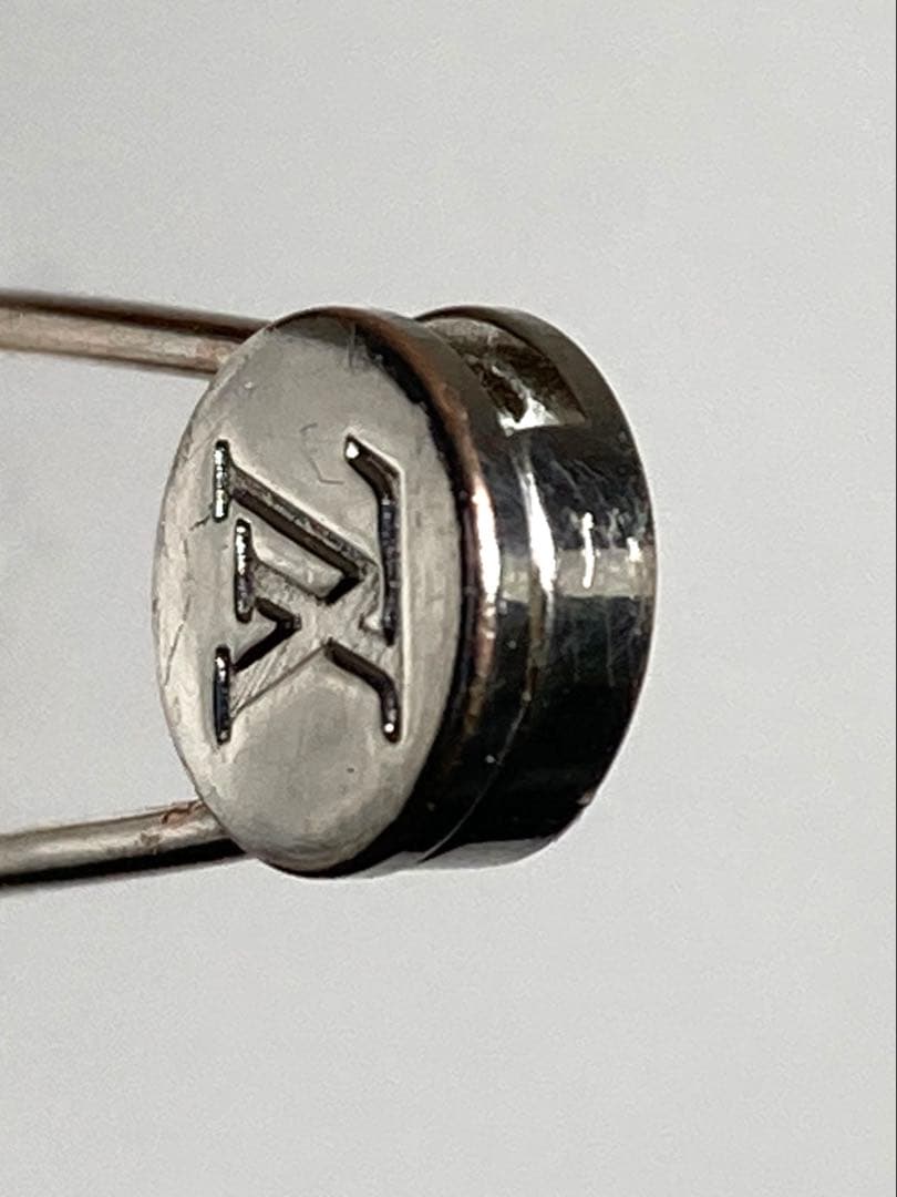 ルイヴィトン　ピンブローチ　ピンバッチ　安全ピン　シルバー系