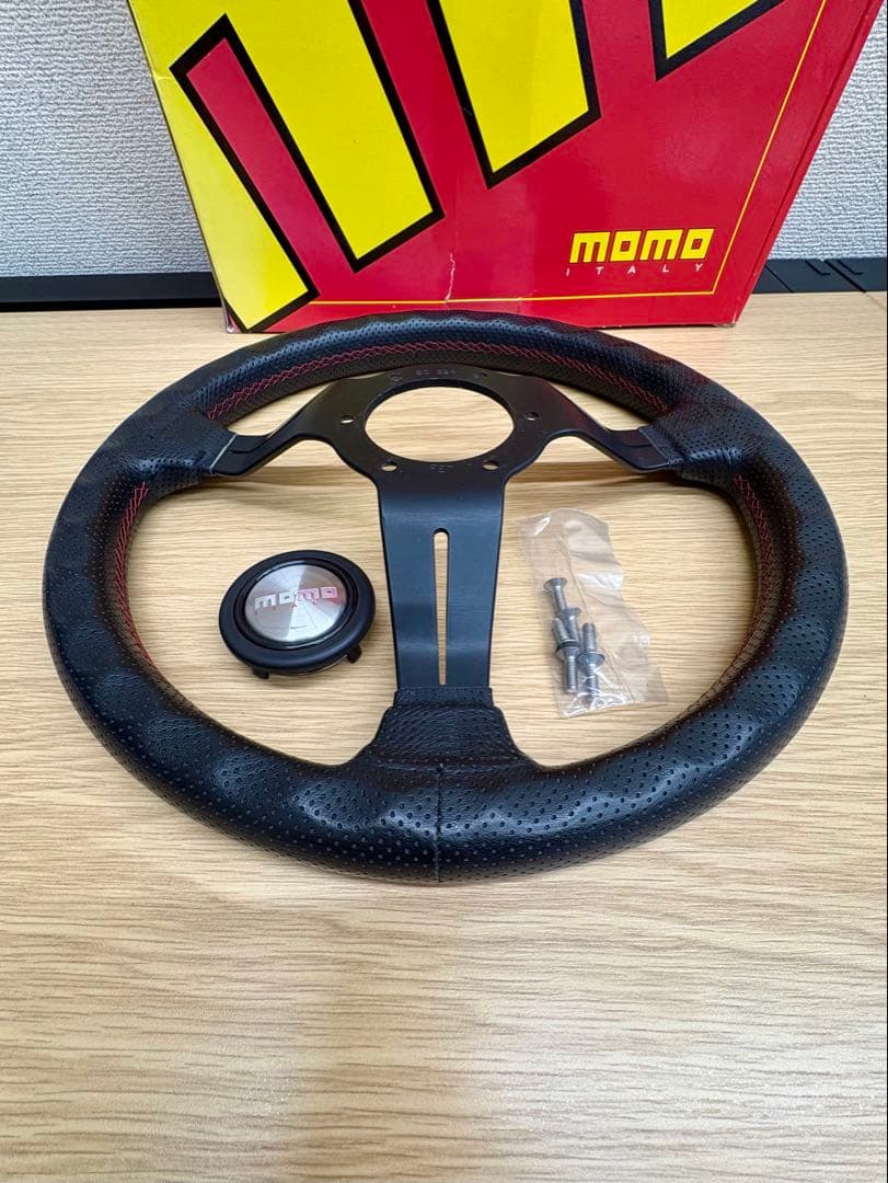 momo ステアリング パンチングレザー/赤ステッチ