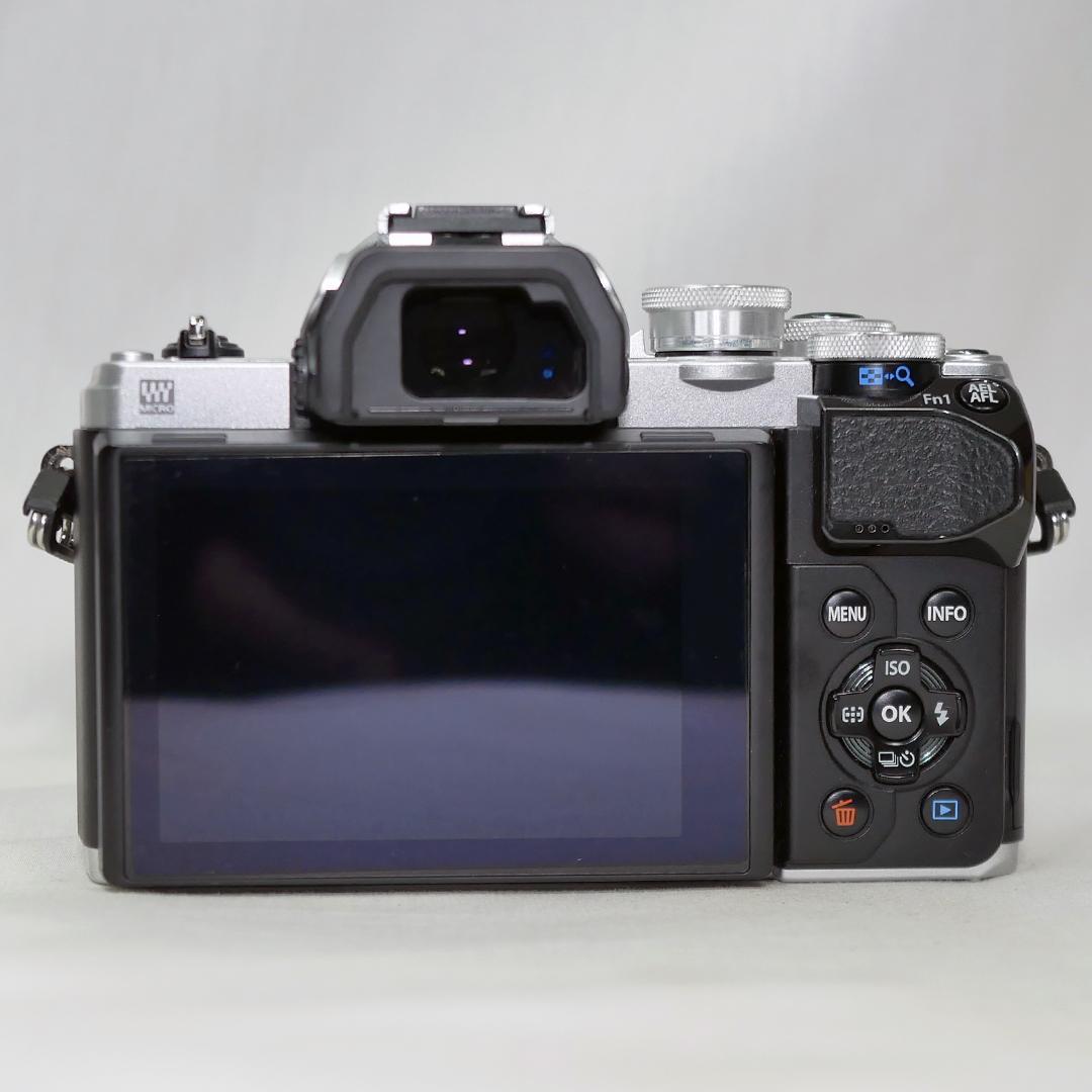 オリンパス OM-D E-M10 Mark III パンケーキレンズセット