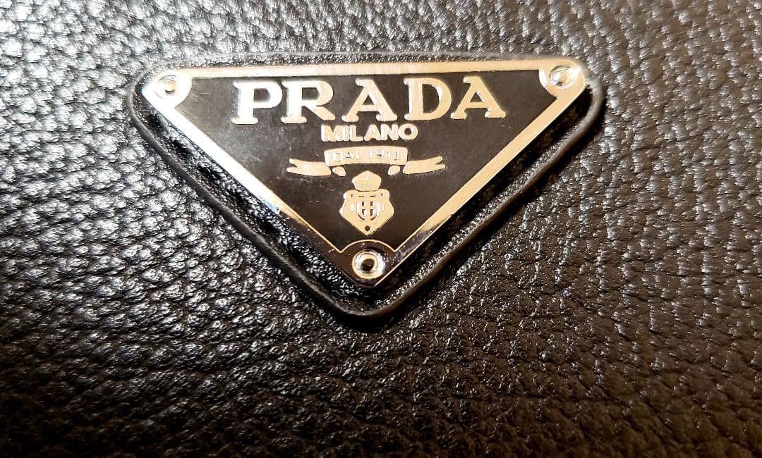 PRADA　プラダ ビジネスバッグ　A4収納 　三角ロゴ　レザー製　美品♪