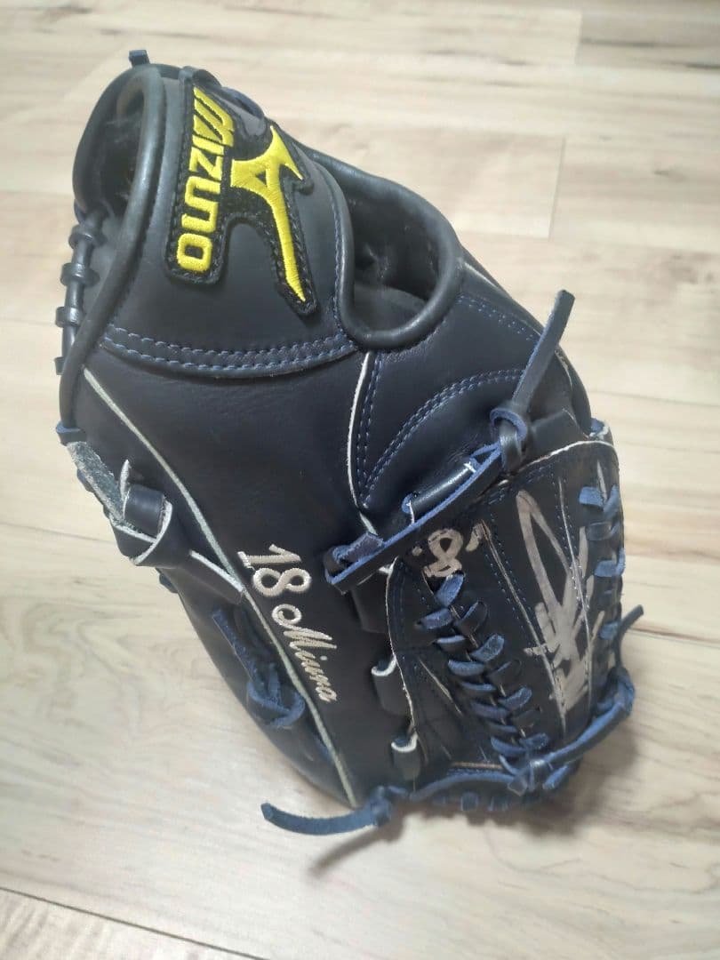 横浜DeNAベイスターズ 三浦大輔 直筆サイングローブ