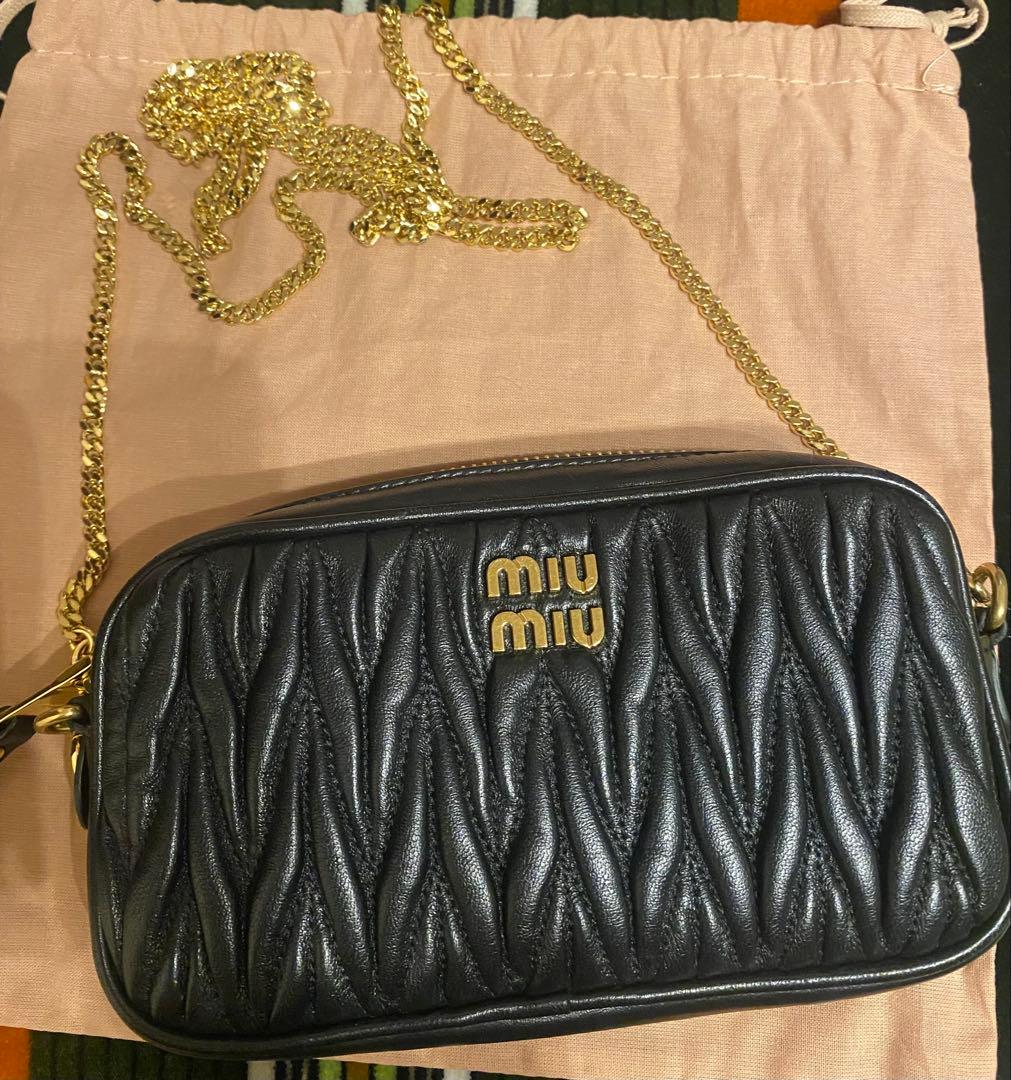 美品・国内購入　ミュウミュウ　マテラッセ　レザーポーチ