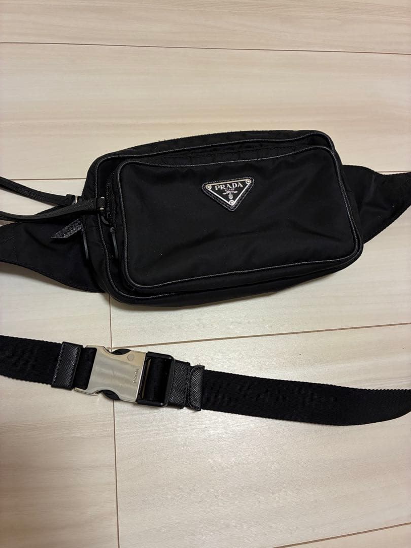 PRADA ブラック ボディバッグ
