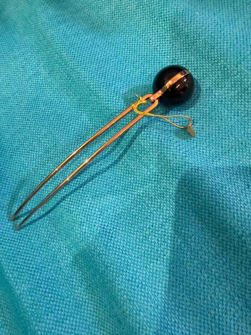 陽子・コレットマルーフ・ブラック・ピンク・ヘアピン